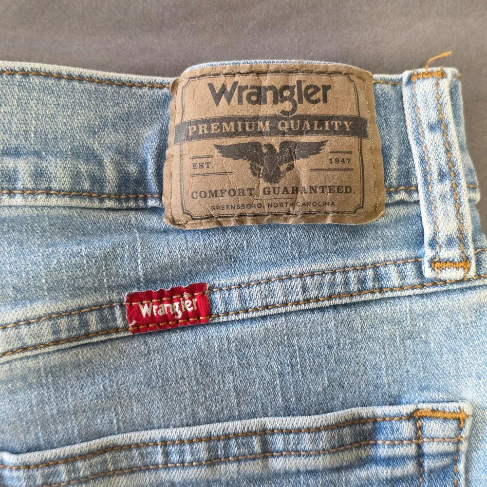 Wrangler Cutoff Denim Shorts Light Wash Raw Hem Size 32‎ Festival Western